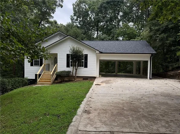 3268 Navajo Cir, Gainesville, GA 30501