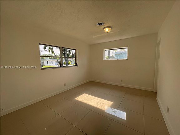 4th image of 713 SW 14th Ct