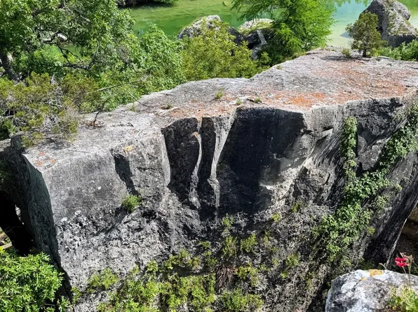 201 CYPRESS BLUFF RD, Pipe Creek, TX 78063