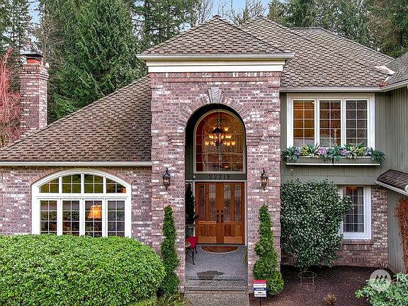 Brick adorned exterior.>