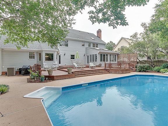 3rd image of 709 Shadowfield Ct