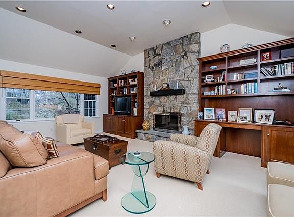 4th image of 30 Heritage Dr