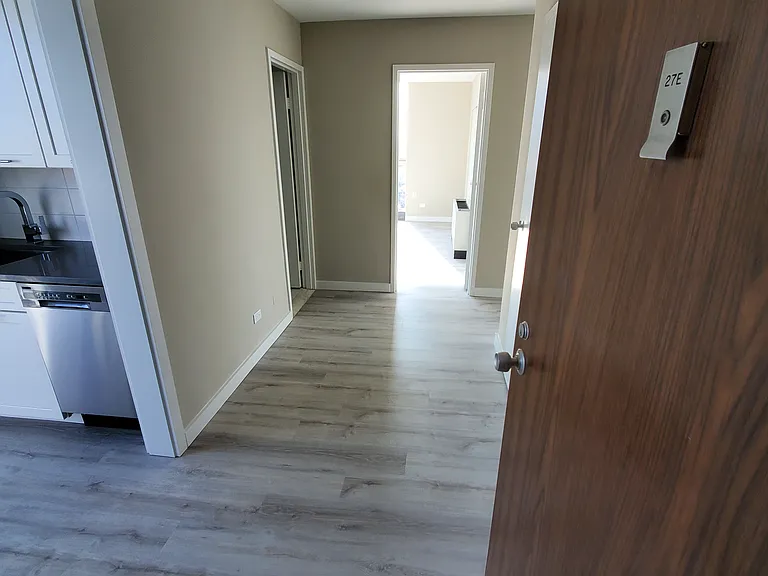1555 N Dearborn Pkwy #27E — Photo 2