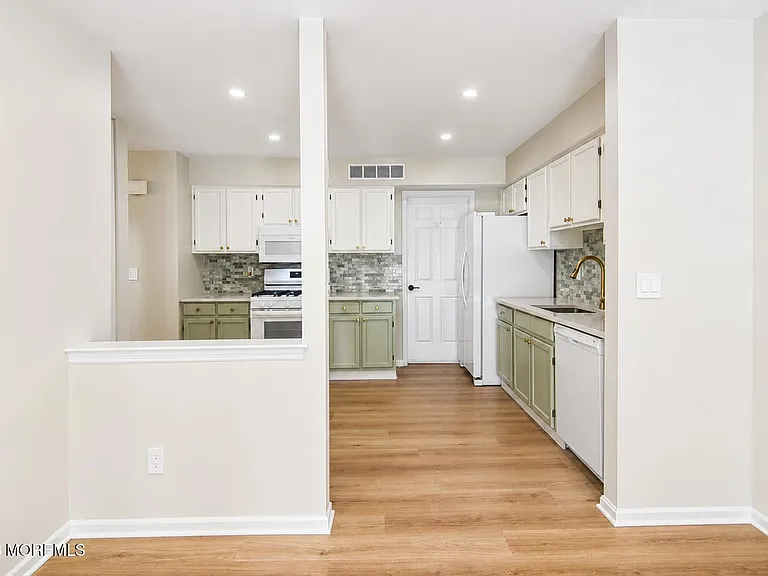 99 Oak Ln — Photo 24