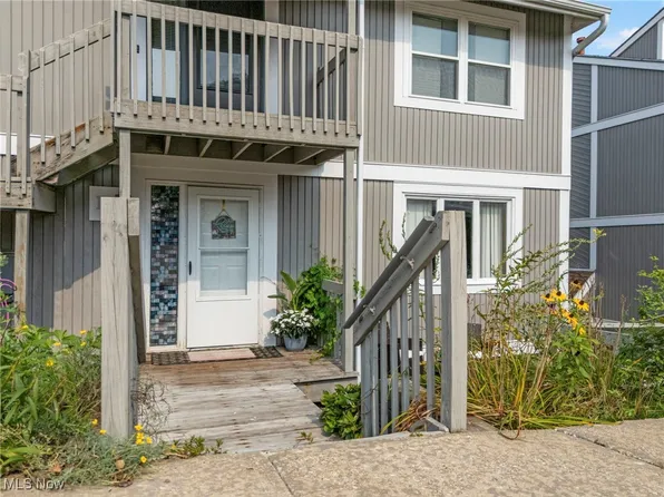 247 Portage Lakes Dr Unit D, Akron, OH 44319