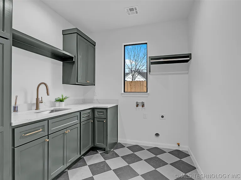 515 W El Paso St — Photo 39