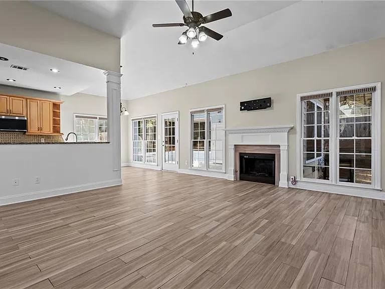 3030 Northcliff Dr — Photo 2