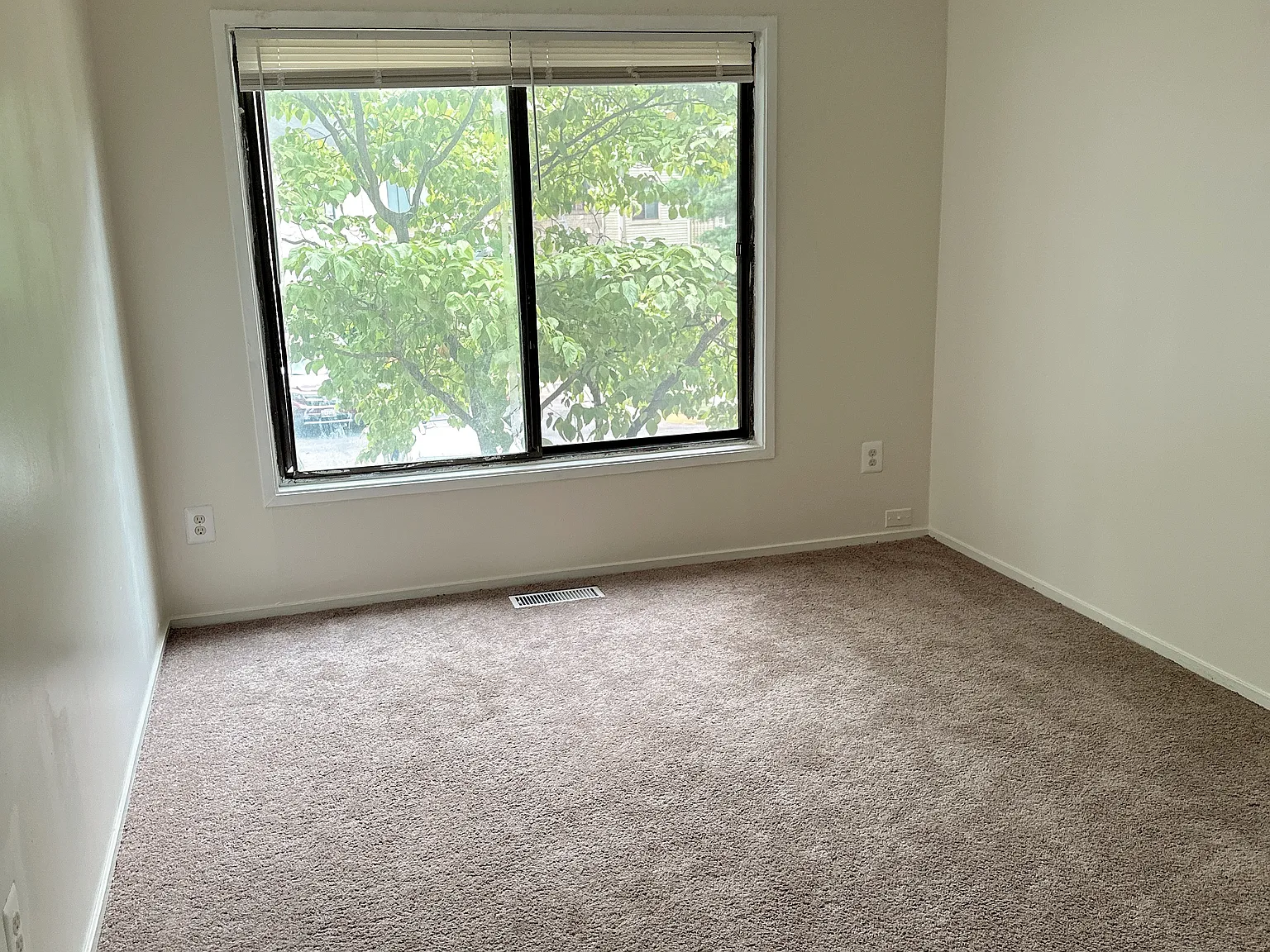 3 bed, 2.5 bath, 1083 sqft, $2,380 — Photo 3