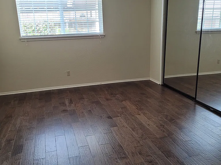 2100 Windsor Dr #6 — Photo 8