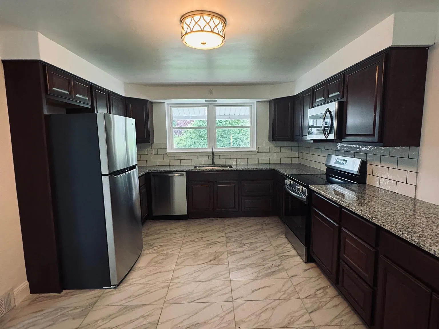 3 bed, 1.5 bath, 967 sqft, $1,900 — Photo 3