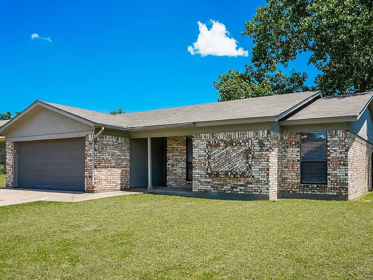 7608 Meadowlark Ln N — Photo 3