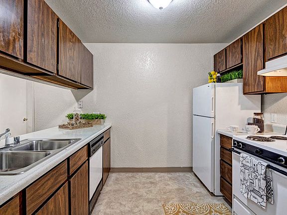 The Greenbriar Apartments - Kitchen