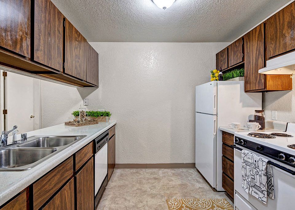 The Greenbriar Apartments - Kitchen