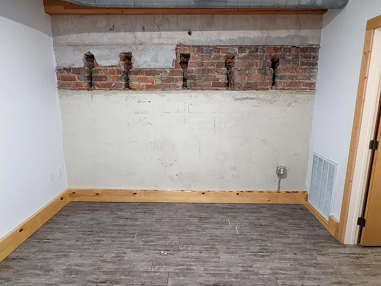 116 E Market St — Photo 16
