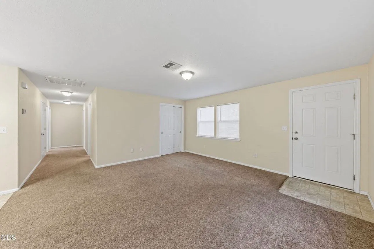 3 bed, 1232 sqft, $2,100 — Photo 3