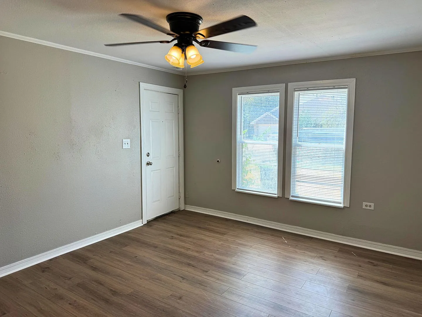 2 Bed 1 Bath Home With Deck In Sibley Taylor — Photo 3