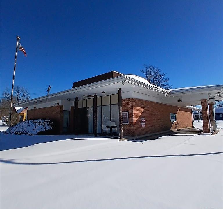 1st image of 122 N Main St