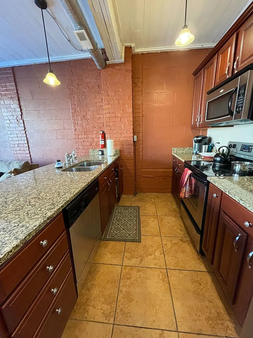 Spacious 2 bed 2 bath industrial style apartment — Photo 1