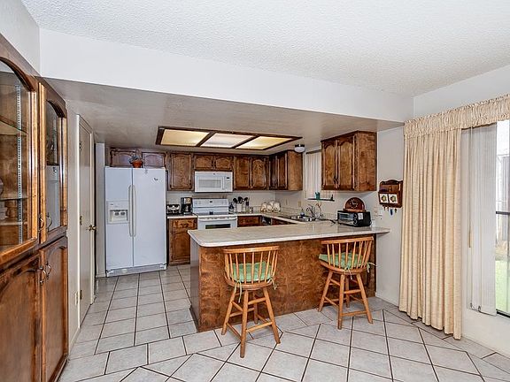 5th image of 686 W 37th Pl