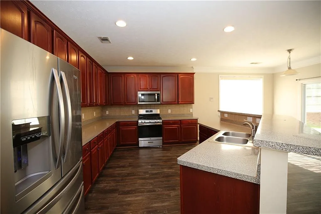 3 bed, 2.5 bath, 2552 sqft, $2,300 — Photo 4