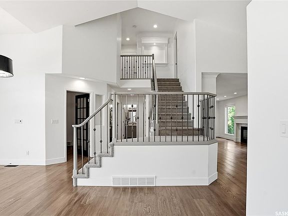 3rd image of 210 Horlick CRESCENT
