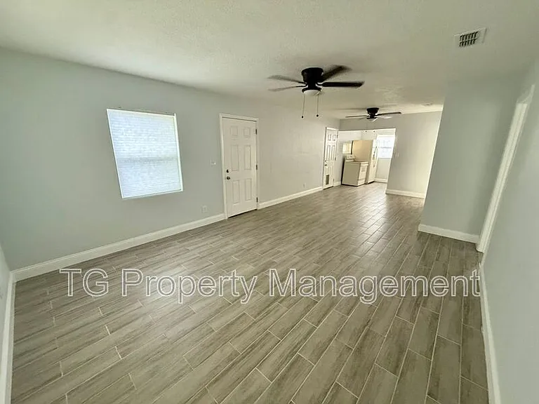 4721 E Castlewood Dr — Photo 3