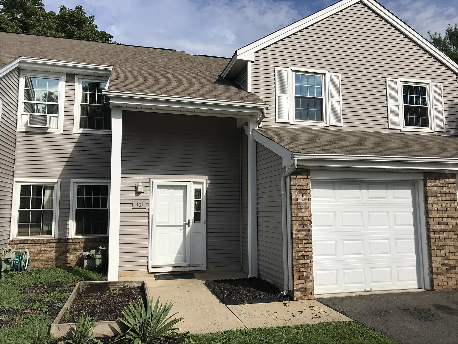 101 Renaissance Ln - 1 — Photo 1