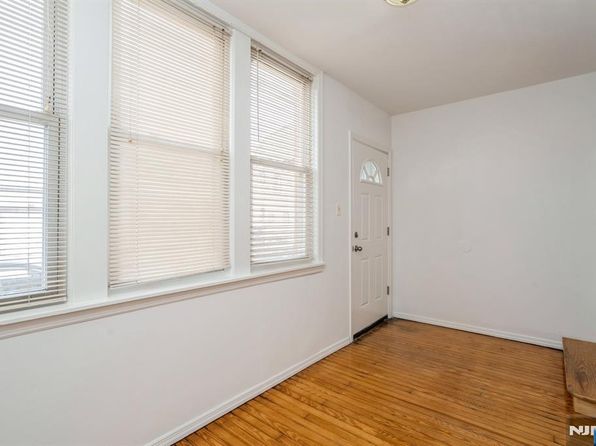 118 W 49th St, Bayonne, NJ 07002