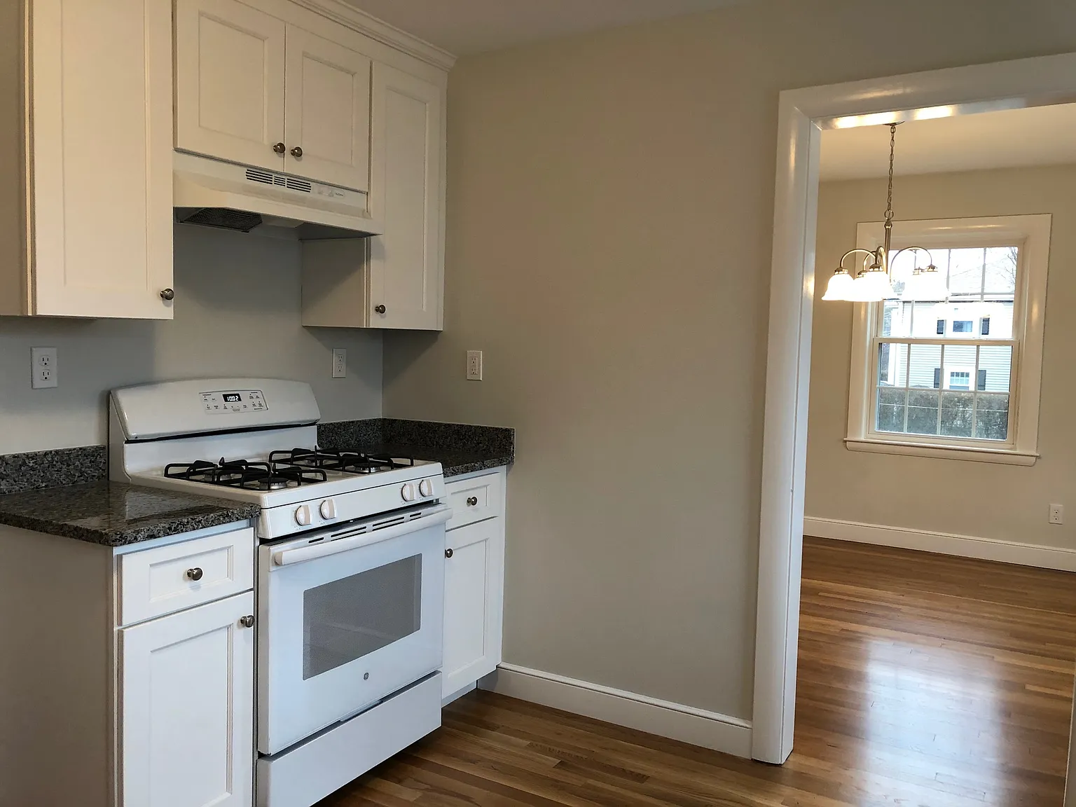 3 bed, 2.0 bath, 1500 sqft, $4,250 — Photo 4