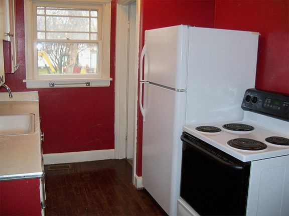 4th image of 102-104 Alderson Ave