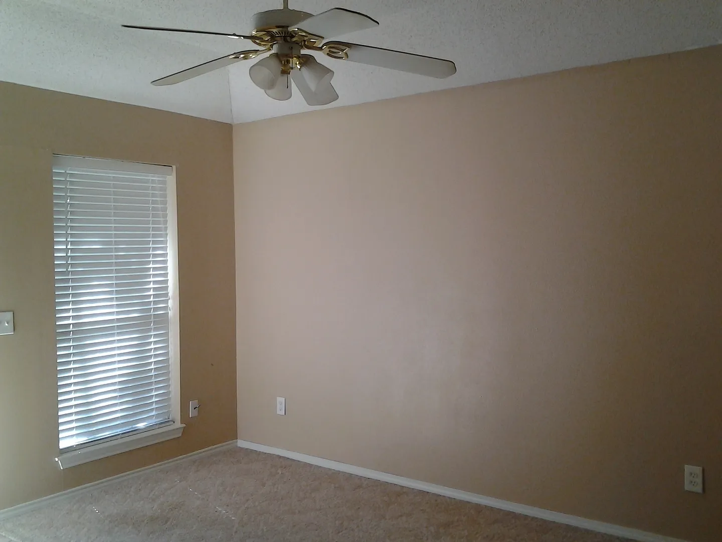 545 Kirkland Ln — Photo 3
