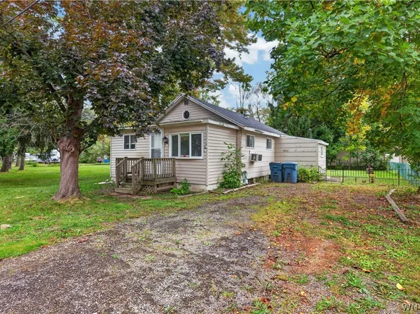9387 Jamestown St, Angola, NY 14006