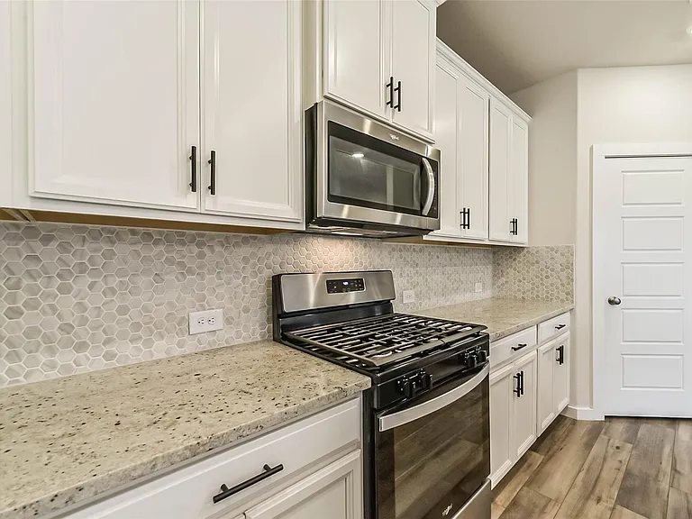 8515 Lake Groove Ln — Photo 9