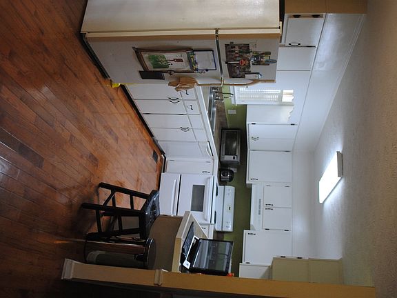 2nd image of 743 McIntyre St