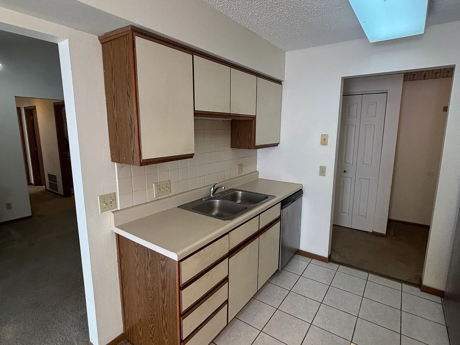 2 bed, 1.5 bath, 998 sqft, $1,050 — Photo 3