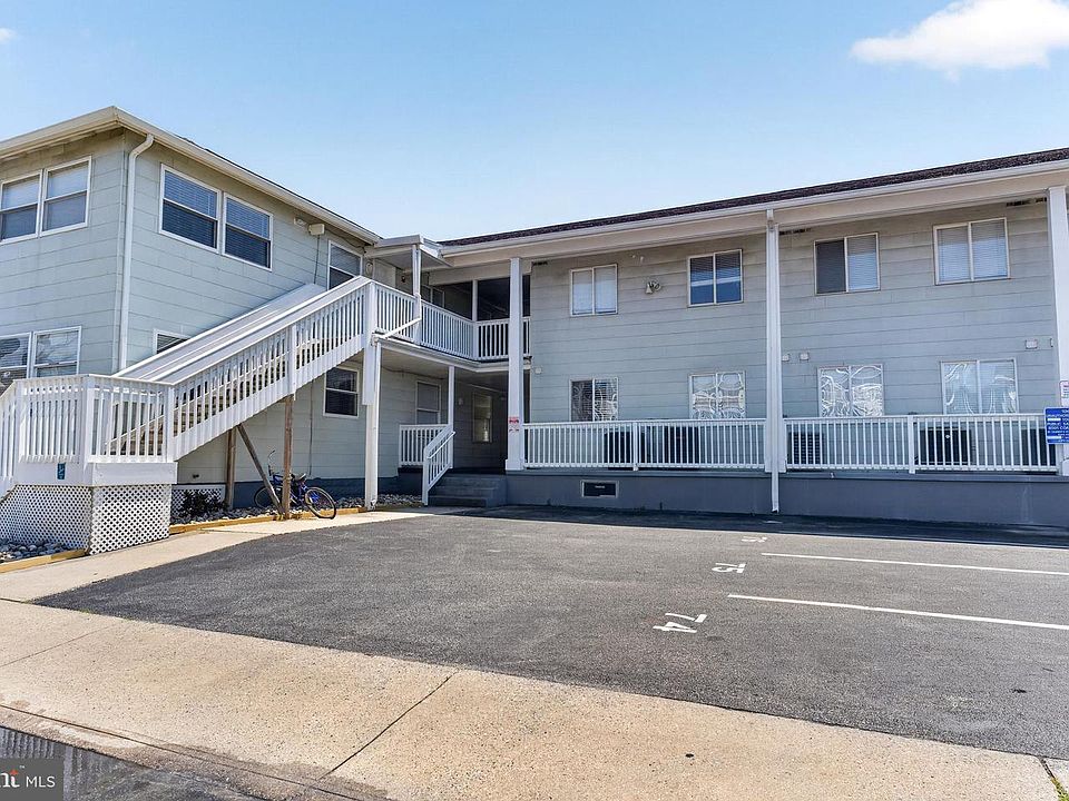 1st image of 207 8th St #204W