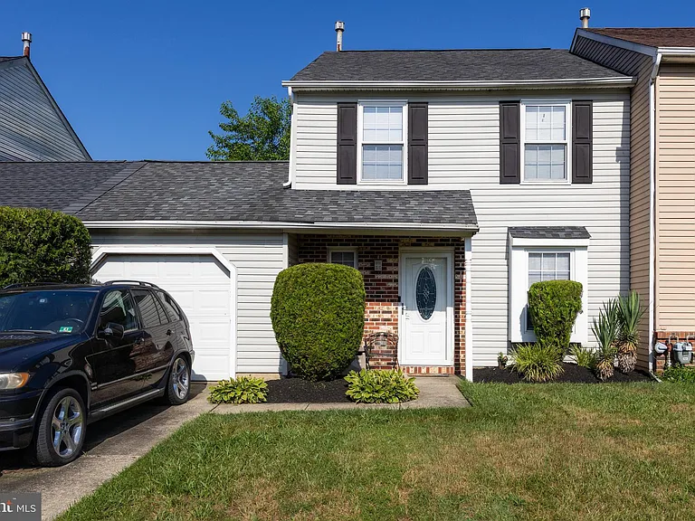 13 Hopewell Ln — Photo 1