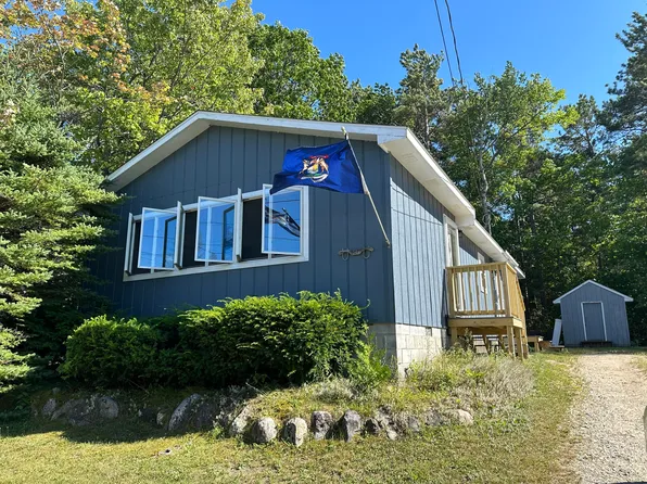 507 Lakeside Dr, Mackinaw City, MI 49701