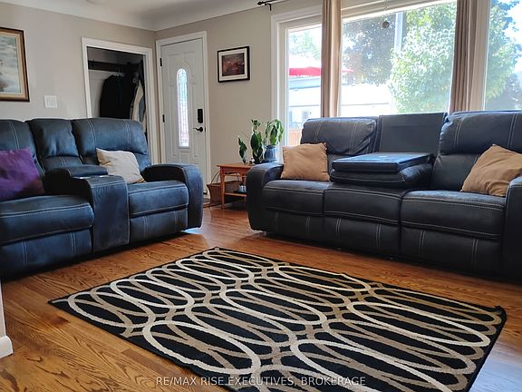 3rd image of 165 Elizabeth Dr