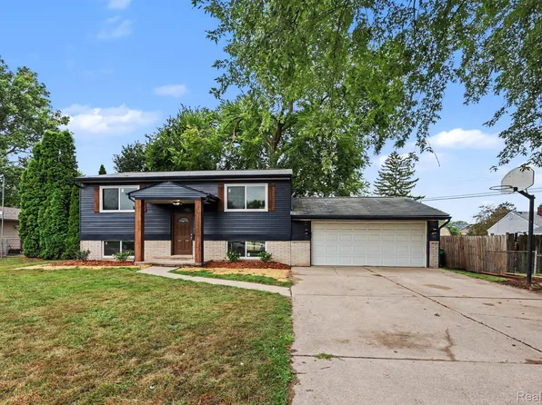 39721 Camp St, Harrison Township, MI 48045
