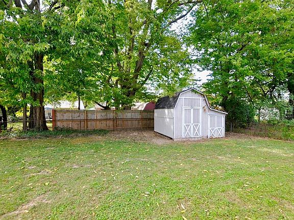 4th image of 1002 Pierce Dr