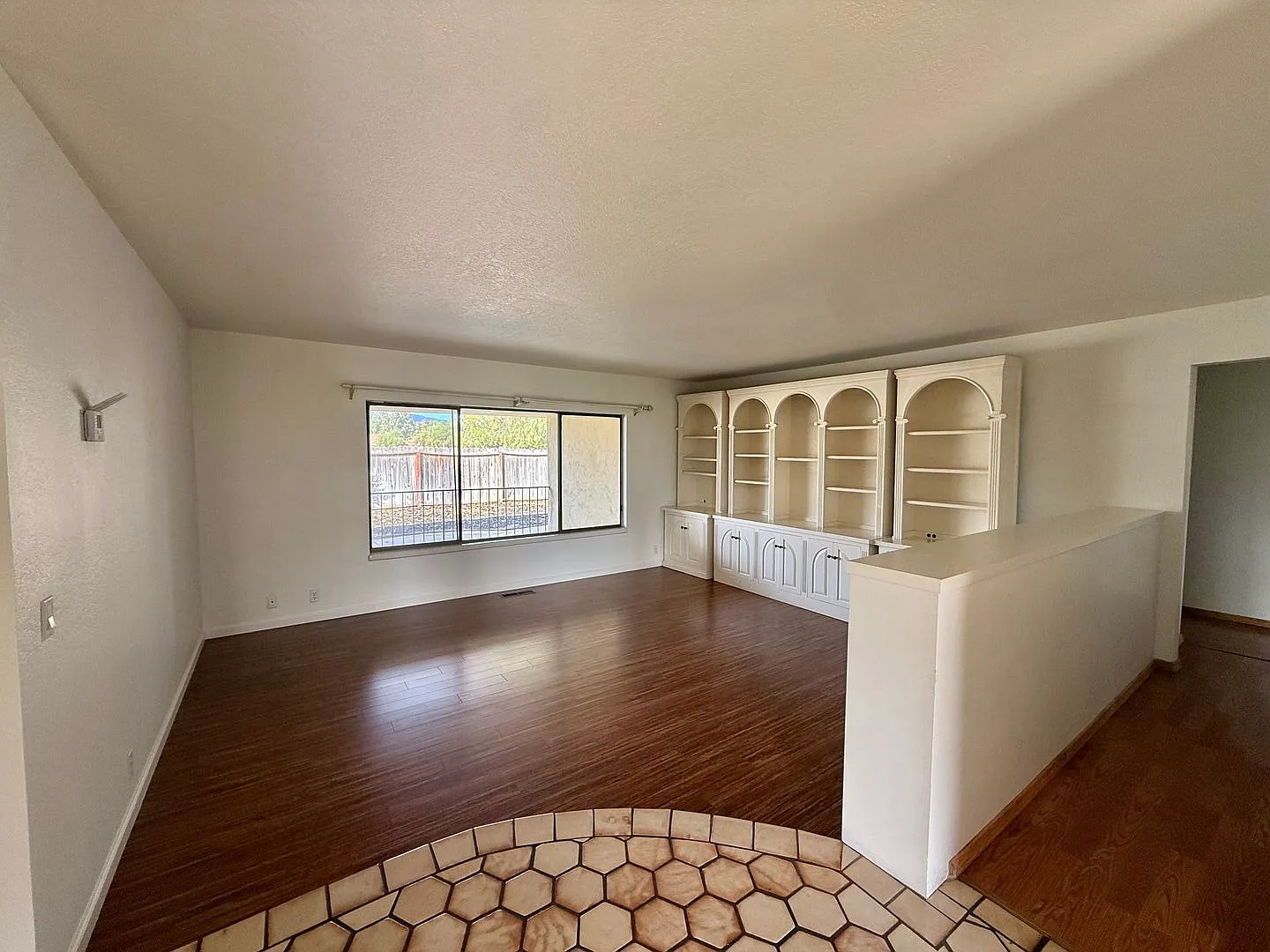 Expansive 3,600 Sq Ft Home on 10,000 Sq Ft Lot — Photo 2