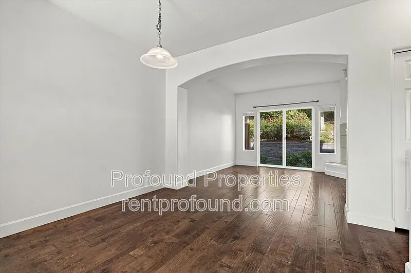 2 bed, 1.0 bath, 1058 sqft, $2,045 — Photo 4