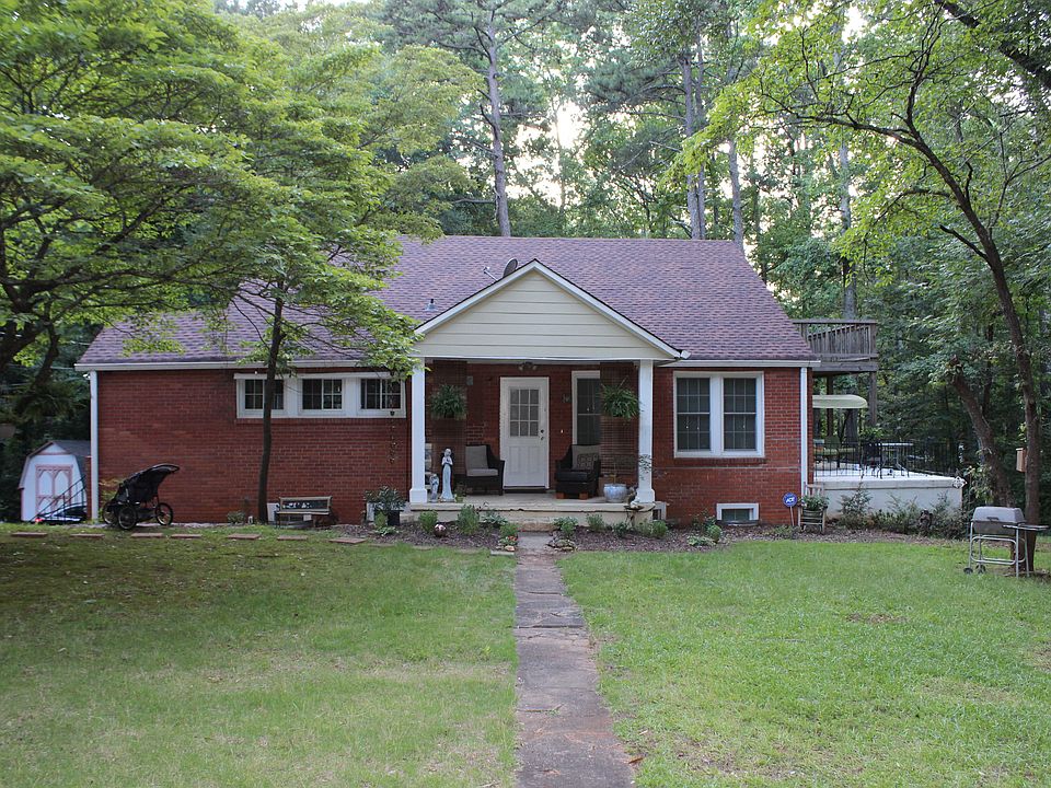 Front of the home that has the separate upstairs apt (shown on next picture)