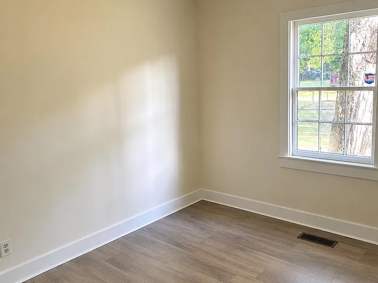 1105 Pineview Rd — Photo 3