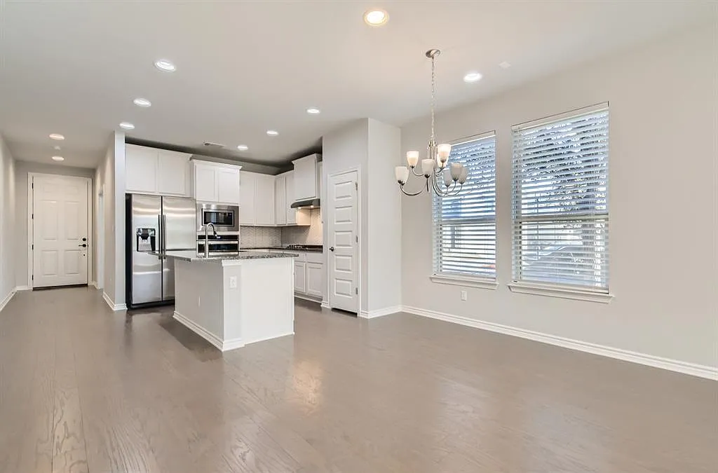 4 bed, 3.5 bath, 2526 sqft, $2,550 — Photo 4