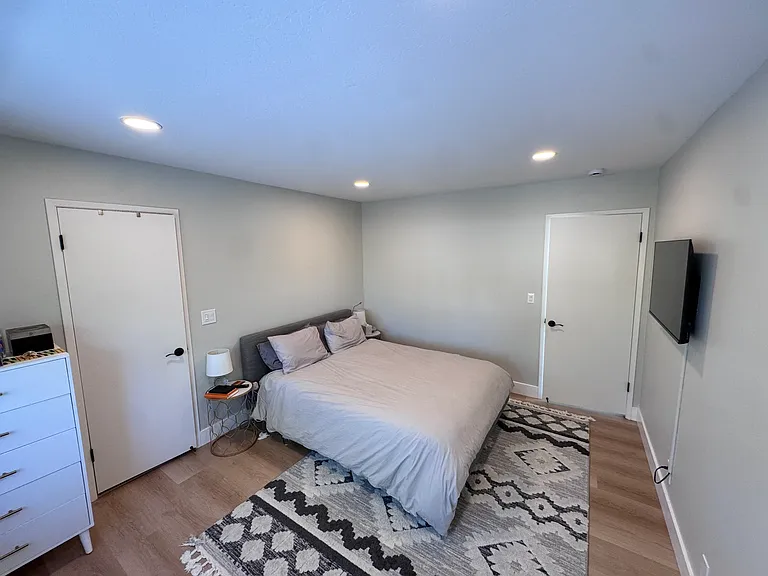 Large master bedroom with en-suite bathroom