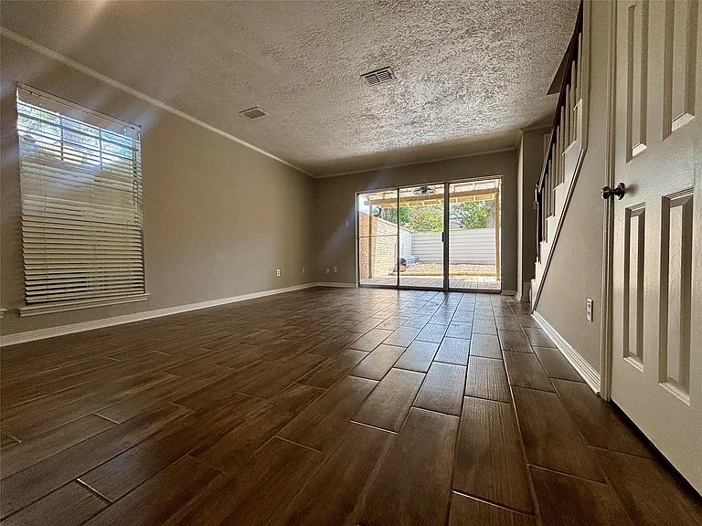 2030 Plantation Dr #B1 — Photo 7