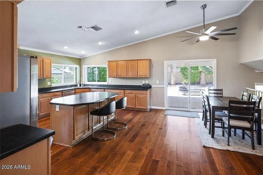 5 bed, 3344 sqft, $5,500 — Photo 3