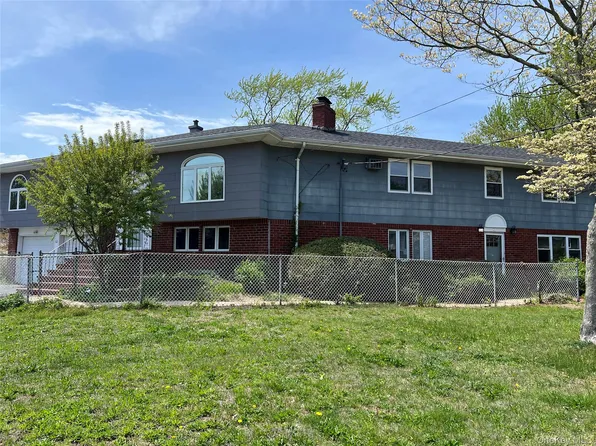 82 Yale Avenue, Oakdale, NY 11769